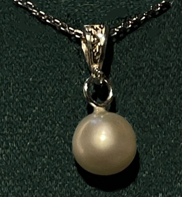 Pendentif et collier en argent massif avec perle d'eau douce monture sculpté à la main